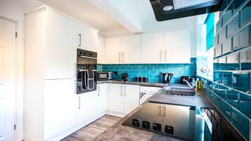 Comfort House, 3 Bedrooms, Kitchen | Private kitchen | Fridge, microwave, stovetop, dishwasher