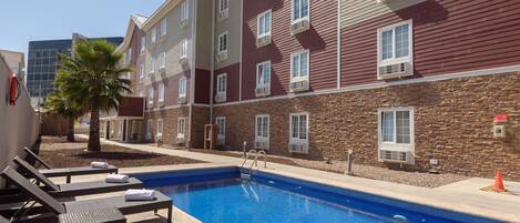 Außenpool, geöffnet von 09:00 Uhr bis 20:00 Uhr, Sonnenschirme