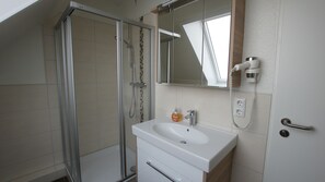Leilighet – comfort, balkong | Baderomsfasiliteter | Dusj, hårføner og håndklær