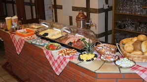 A buffet with various food items and a coffee machine. - Hotel Dorfkrug Büsum (Büsum)