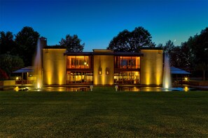 Vista frontal de la propiedad por la tarde o noche