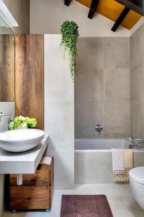 Apartemen Eksklusif, 2 kamar tidur, pemandangan kebun (Ninfea) | Kamar mandi | Kombinasi shower/bathtub dan perlengkapan mandi gratis