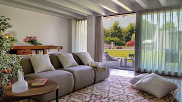 Apartment | Wohnbereich | Flachbildfernseher