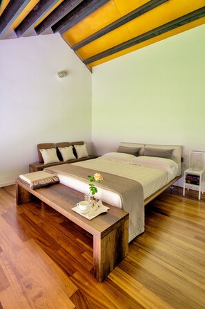 Departamento exclusivo, 2 habitaciones, patio, vista al jardín (Iris) | 1 habitación, insonorización y tabla de planchar con plancha 