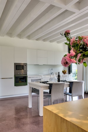 Appartement Exclusif, 2 chambres, patio, vue jardin (Iris) | Cuisine privée | Réfrigérateur, micro-ondes, four, plaque de cuisson