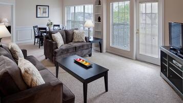 Apartemen Standar, 2 kamar tidur | Ruang keluarga | TV LCD