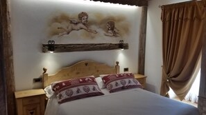 Phòng 4 | Bộ đồ giường cao cấp, két bảo mật tại phòng, bàn, phòng cách âm 