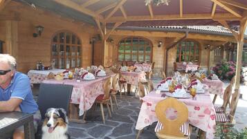 Mittagessen und Abendessen, lokale und internationale KĂŒche