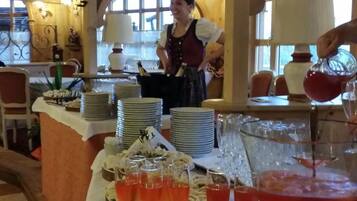 Mittagessen und Abendessen, lokale und internationale Küche