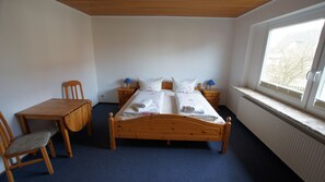 Kahden hengen economy-huone, jaettu kylpyhuone | Pimennysverhot, ilmaiset vauvansängyt, ilmainen Wi-Fi, vuodevaatteet