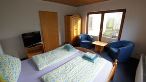 Rideaux occultants, lits bébé (gratuits), Wi-Fi gratuit, draps fournis