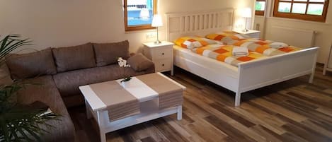 Huis | Een bureau, gratis babybedden, gratis wifi