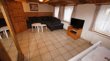 Ferienhaus, Mehrere Betten, Terrasse | Wohnbereich | Flachbildfernseher