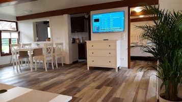 House, Terrace | In-room dining