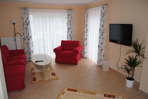 TV layar datar dan pemutar DVD