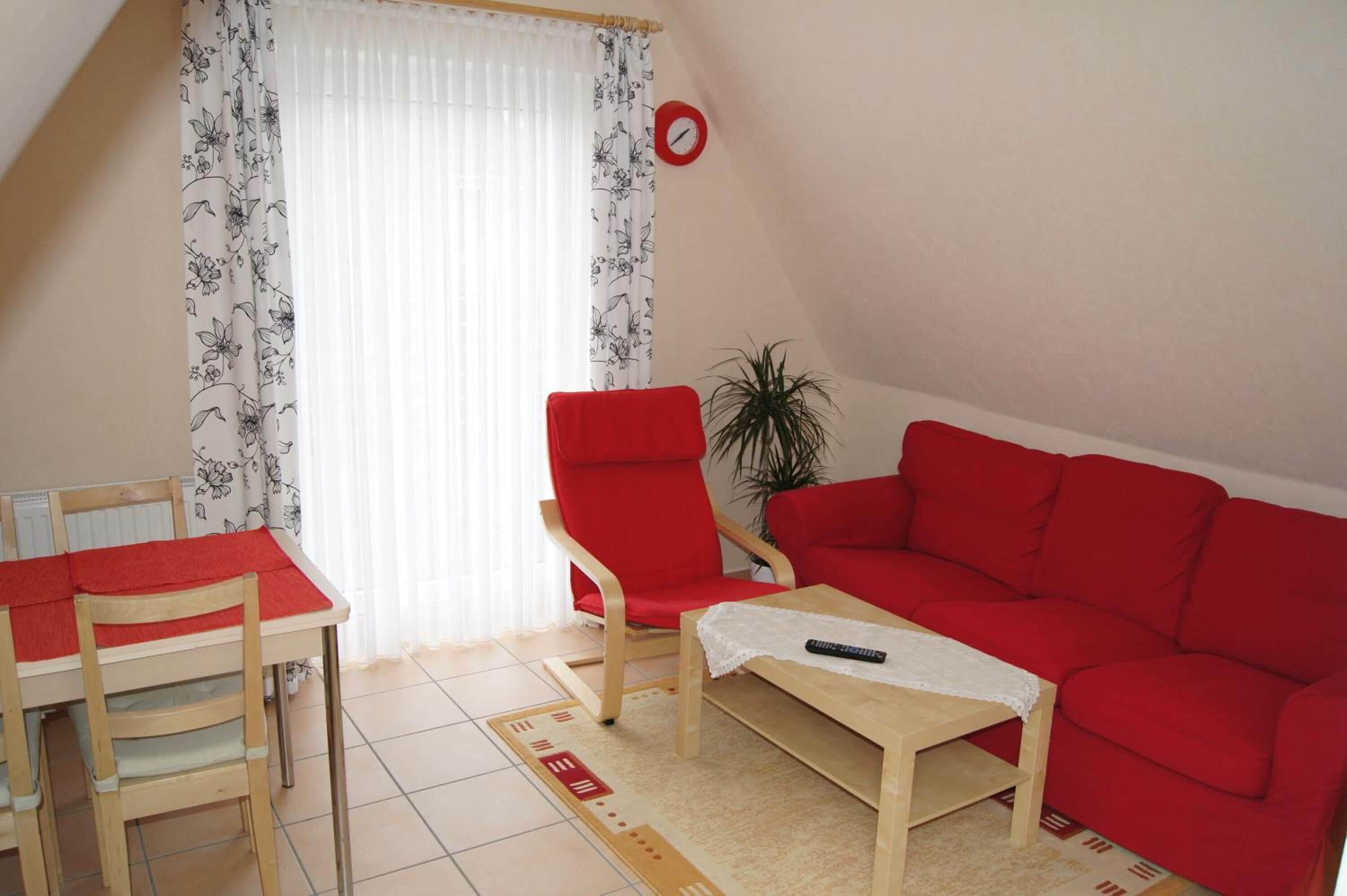 Una televisión de pantalla plana, un reproductor de DVD