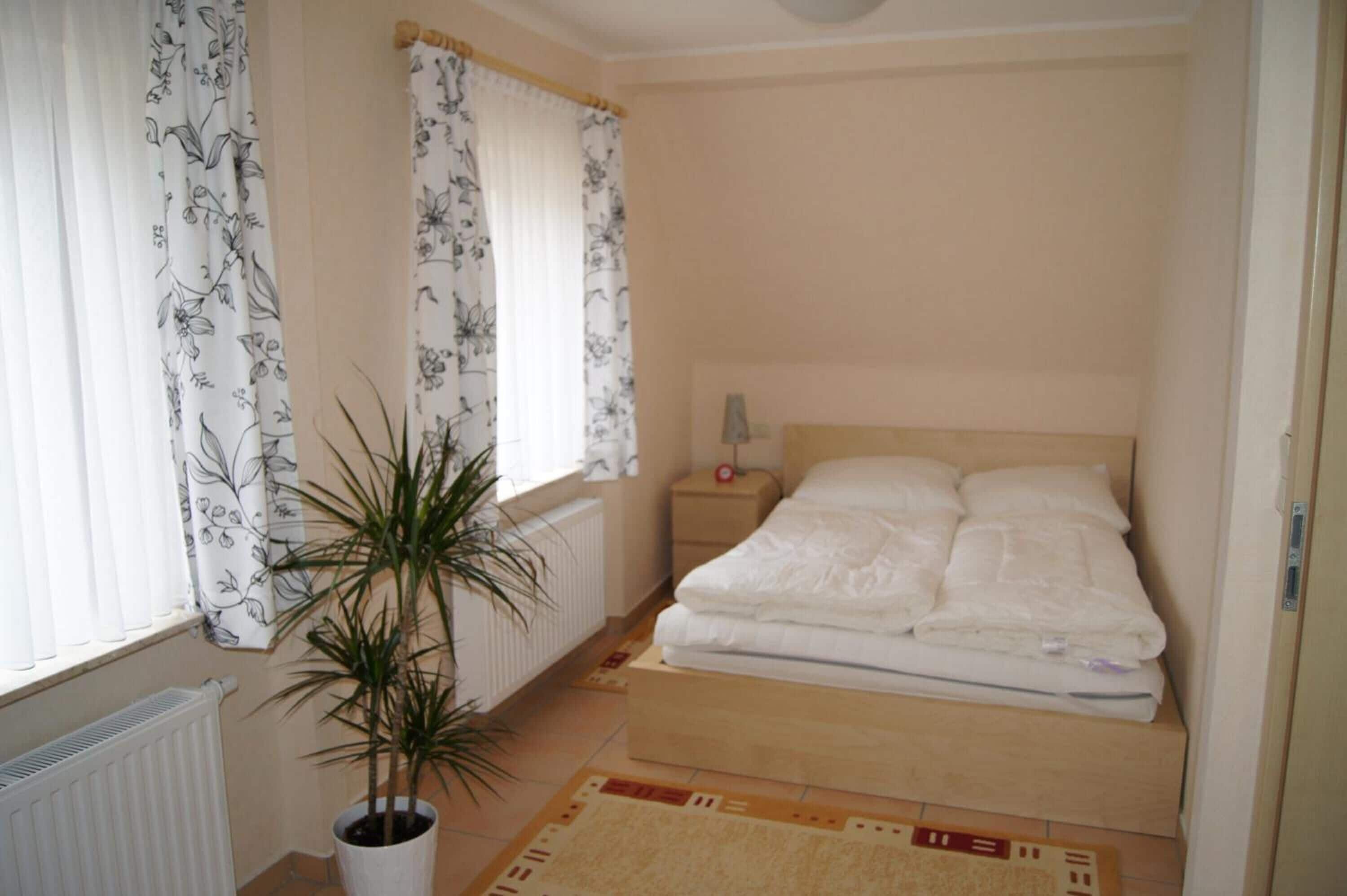 Desk, free cribs/infant beds, free WiFi