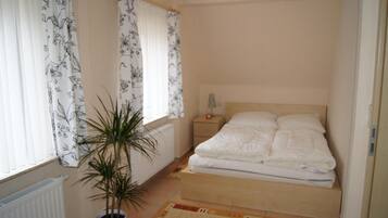 Desk, free cribs/infant beds, free WiFi