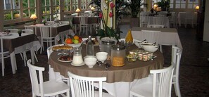 Daily continental breakfast (EUR 12 per person)
