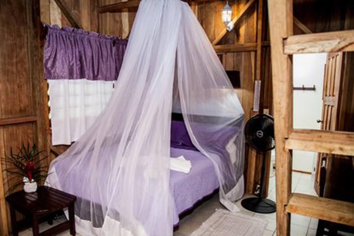 Cabin tiện nghi đơn giản, nhiều phòng ngủ, phòng tắm riêng | 1 phòng ngủ, bàn, truy cập Internet không dây miễn phí