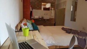 Hypo-allergenic bedding, individually decorated, individually furnished - Nxabii Cottages (Kasane)