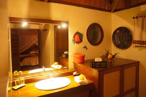 Bathroom sink - Nature Lodge (Joffreville)