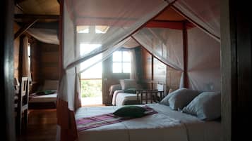 Safe på rommet, skrivebord, blendingsgardiner og barnesenger (inkludert)