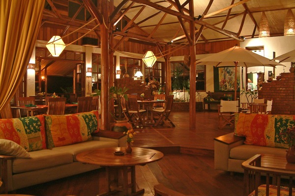 Se sirven desayunos, almuerzos, cenas y cocina local e internacional