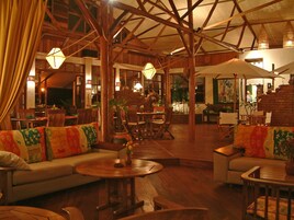 供应早餐、午餐和晚餐，本地与国际菜