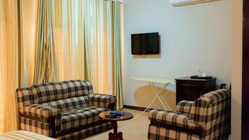 Suite Deluxe, accessibile ai disabili | Una cassaforte in camera, una scrivania, Wi-Fi gratuito, lenzuola