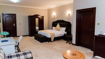 Suite Deluxe, accessibile ai disabili | Una cassaforte in camera, una scrivania, Wi-Fi gratuito, lenzuola