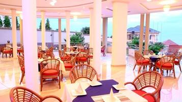 Aperto a colazione, pranzo e cena, cucina internazionale