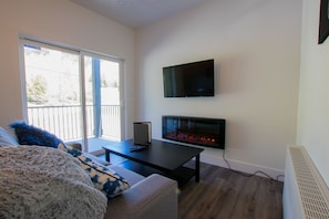 Suite, 1 Queen Bed with Sofa bed, Kitchenette, Mountain View | Living area