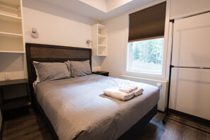 Room, 1 Queen Bed, Kitchenette | Hypo-allergenic bedding, down comforters, free WiFi - The Burfield (Sun Peaks)