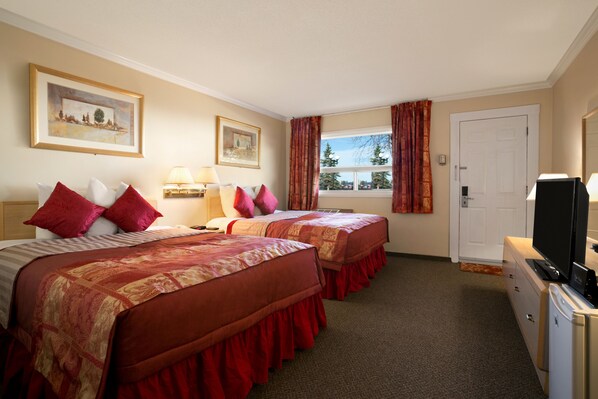 Desk, blackout curtains, soundproofing, iron/ironing board - Canada Continental Hotel (Cornwall)