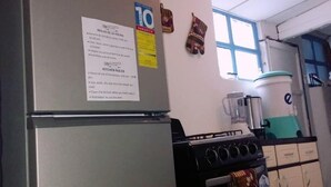 Shared fridge, shared microwave - Hostal 4 Grados - Hostel (Guatemala City)
