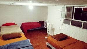 WiFi (free), bed sheets - Hostal 4 Grados - Hostel (Guatemala City)