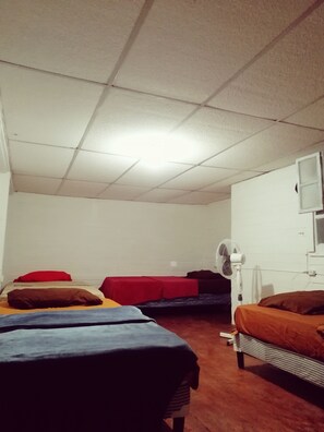 Free WiFi, bed sheets - Hostal 4 Grados - Hostel (Guatemala City)