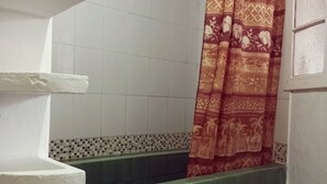 Shower, free toiletries, towels - Hostal 4 Grados - Hostel (Guatemala City)