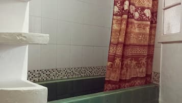 Shower, free toiletries, towels