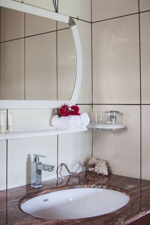 Deluxe Room | Baño | Regadera, regadera tipo lluvia, amenidades de baño gratuitas