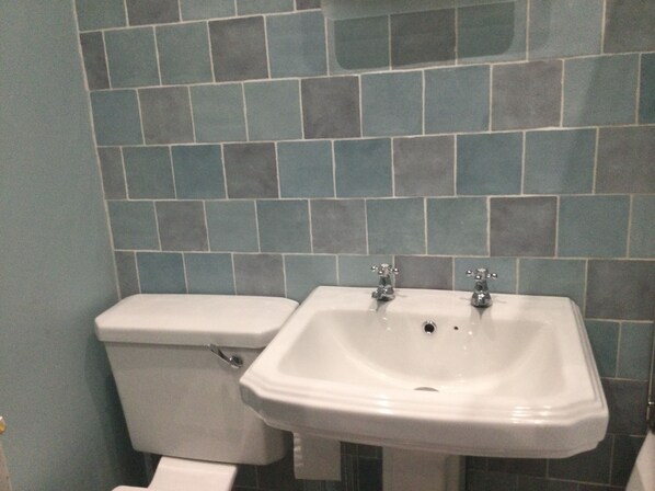 A bathroom with a toilet and a sink. - TDM Bachelot Lettings (London)