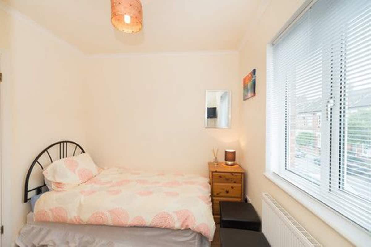 Single Room, Shared Bathroom | 1 bedroom, Egyptian cotton sheets, premium bedding, minibar