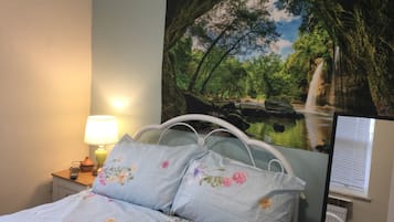 Deep-soaking bathtub, free toiletries, hair dryer, slippers