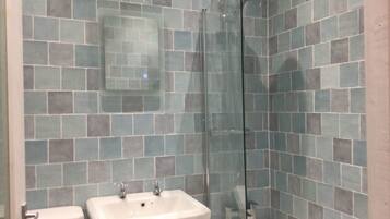 Deep soaking tub, free toiletries, hair dryer, slippers