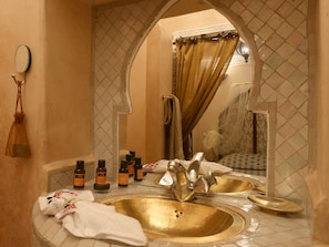 Double Room, Private Bathroom | Bathroom | Shower, free toiletries, hair dryer, towels