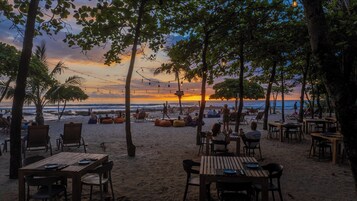 Se sirven desayunos, comidas y cenas con vista a la playa 