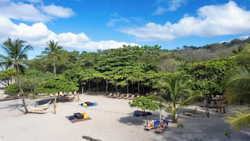 På stranden, vit sandstrand, solstolar och parasoller