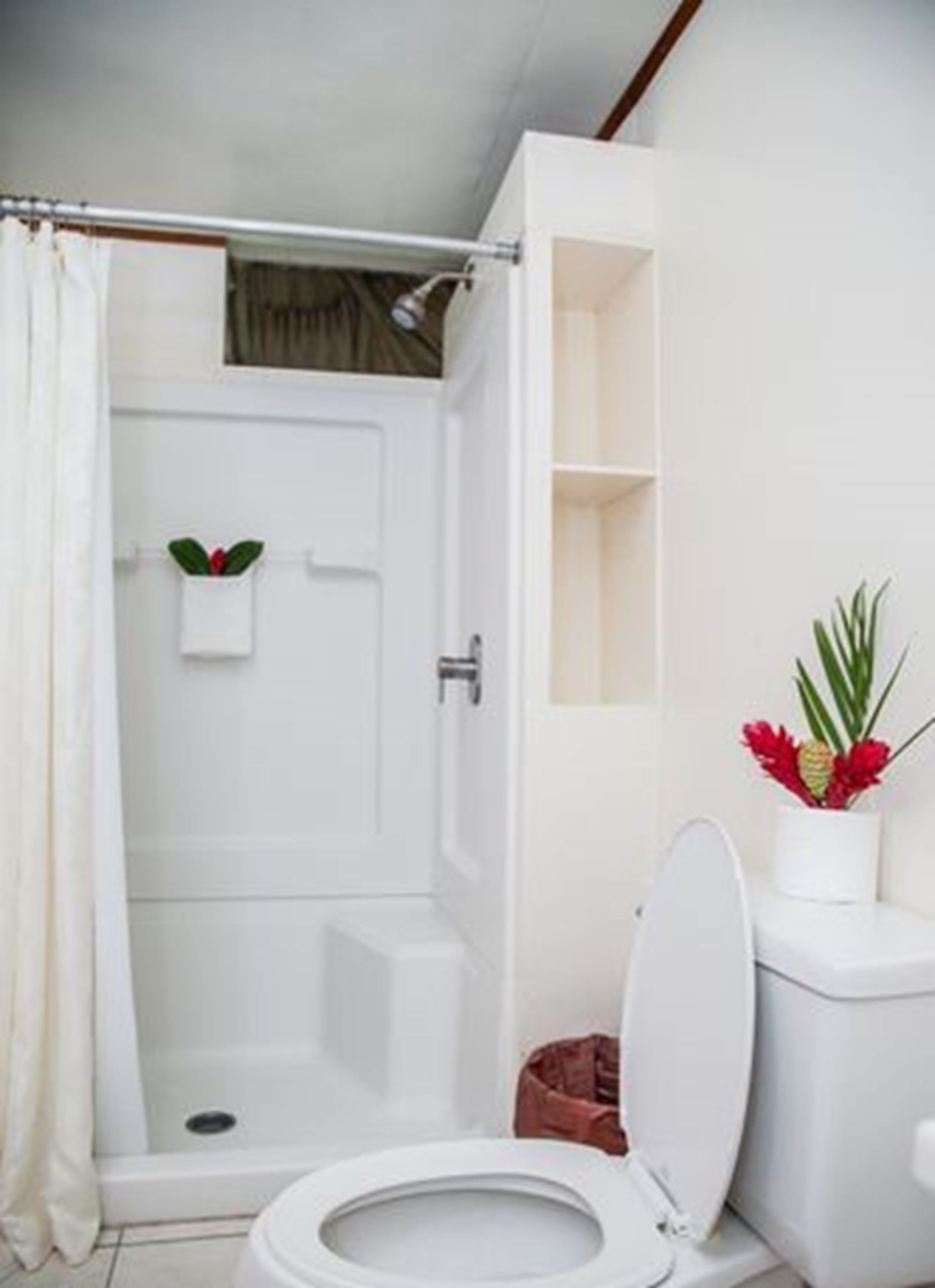 Standardhytte - 2 dobbeltsenge - ikke-ryger | Badeværelse | Bruser, brusehoved med spredningseffekt, gratis toiletartikler