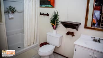 Dormitorio compartido estándar, varias camas, para no fumadores | Baño | Regadera, regadera tipo lluvia, amenidades de baño gratuitas, toallas